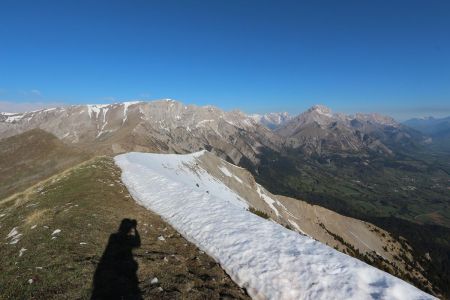 La barrière orientale du Dévoluy et l’Obiou au-dessus du col du Noyer.