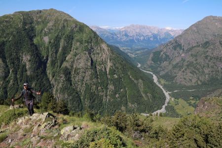 Derrière nous la vue est bien belle aussi sur la profonde vallée de Molines.