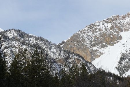 La trace va au pied de la falaise jaune.