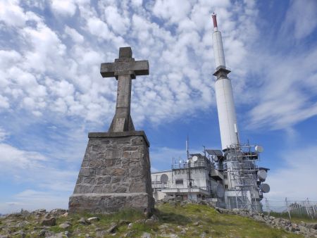 Croix sommitale et émetteur du Crêt de l’Œillon.