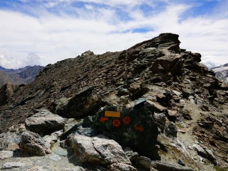 Le col et, au fond, avec son gros cairn, le sommet de la crête de Lauson.