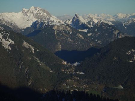 Le col du Corbier, avec derrière les Cornettes de Bise et le Mont Chauffé, et au fond les alpes suisses.