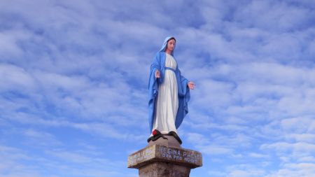 Un dernier regard sur la statue de la Vierge au serpent, en bleu et blanc, comme le ciel ! NB : c’est le serpent tentateur de l’histoire d’Adam et d’Eve. Il croque la pomme qui y symbolise le péché originel.