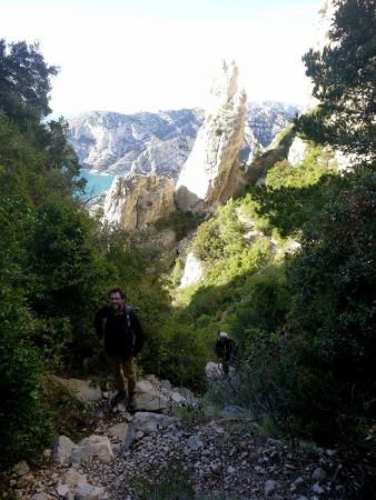 Remontée du haut du couloir du Candelon, avec vue sur un pic rocheux caractéristique situé au niveau du sentier de jonction (point coté 228)