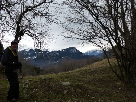 En face, le Col du Chaussy et l’Armelaz