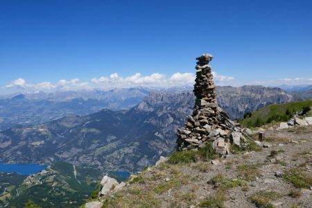 un beau et gros cairn,   ...