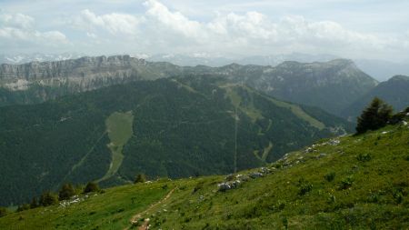 Pendant la descente vers le haut du couloir, regard sur le Bec de la Scia, les Lances de Mallissard et la Dent de Crolles. Belledonne dans la brume.