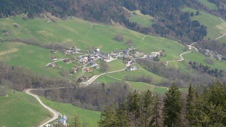 Vue rapprochée sur Montmin, avec la Perrière à droite.