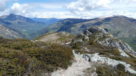 Vers le col de la Fenêtre, vue arrière vers la croix