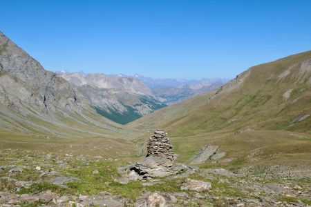 Vallon de Pierre Rouge avec au fond le massif des Écrins et les Aiguilles d’Arves