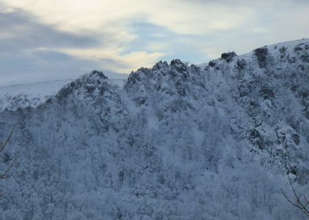 Depuis le sentier balcon entre le Col de Schaeferthal et l’Auberge du Schiessroth, zoom sur le flanc nord-est de l’Arête des Spitzkoepfe. Grâce aux nuages, le contre-jour n’est pas gênant.  😉