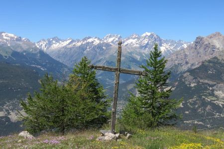 Croix de l’Oriol de Queyrières devant les Écrins