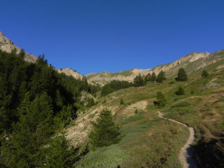 En montant au col, au fond, la pointe de Rasis