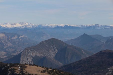 De l’Estrop aux Monges, avec la belle crête d’Arambre au premier plan...