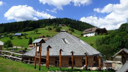 La Wald Kultur-Haus et devant, des panneaux informatifs sur les abeilles.