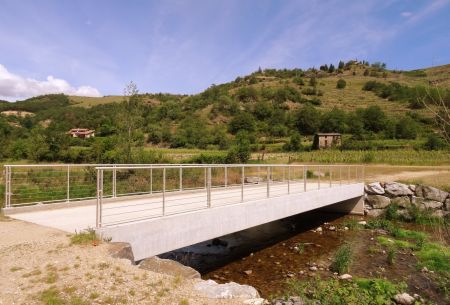 Passerelle sur l’Ay.