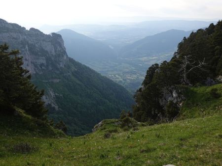 On ne peut que deviner les grosses falaises au dessus desquelles on se trouve.