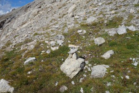 Puis on redescend de quelques mètres et on aperçoit ce petit cairn