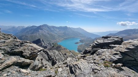 Vue plongeante sur le lac du Mont Cenis et sa couleur turquoise