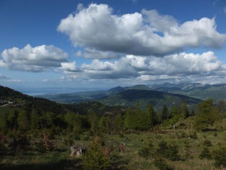 Regard vers le col de Saxel et la vallée des Habères.