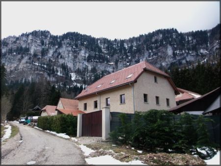 Chartreuse de Curière sous les Rochers de la Petite Vache et des Agneaux.