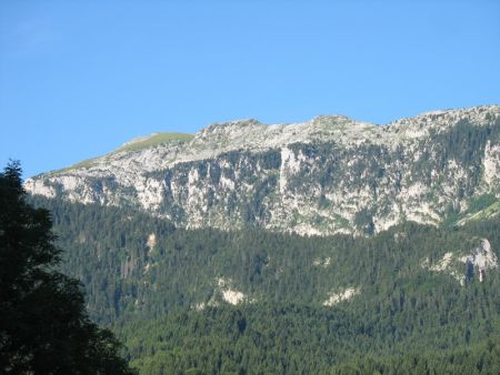 Le Grand Som (alt. 2.026 m) vu du Col du Cucheron