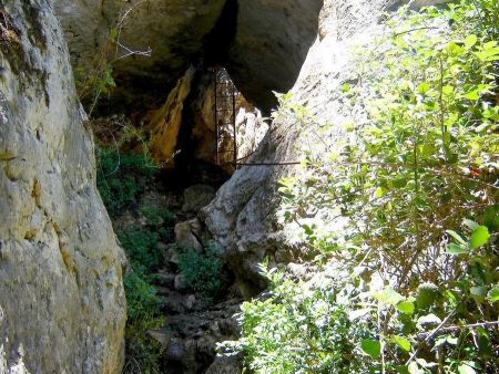 La grotte-tunnel avec son échelle.