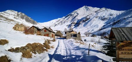 Toujours sur la piste, un des derniers petits regroupements d’habitats de Valfroide