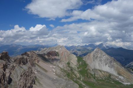 La Crête de Buguet suivie de la Crête des Granges et en allant vers la droite le Col des Peygus et le Grand Peygu.