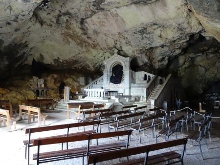 L’intérieur de la grotte.