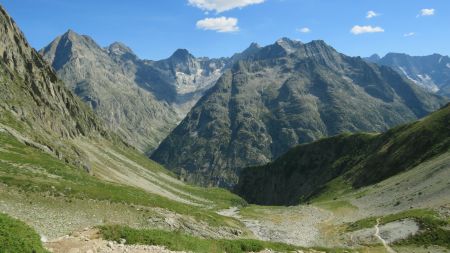 En redescendant, ça faisait plaisir de retrouver plus de verdure. Et sur ce cliché pris à 16h32, la lumière commençait déjà à être plus chaude. Pas sur la photo 2 crans en arrière prise à 15h32.