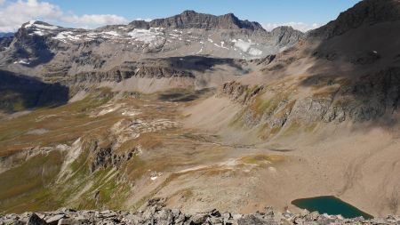 Vers le secteur Montet - Vardettes. Sur la droite, les barres rocheuses qui défendent l’accès à la face sud des Aiguilles Rousses.