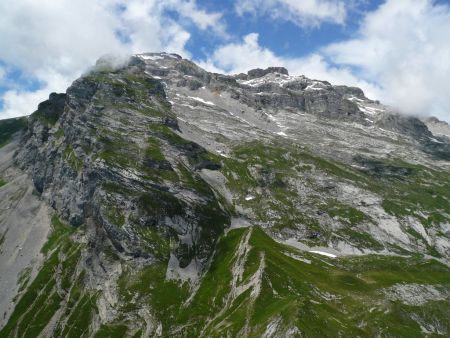 Le rocher de Charvin et la Tournette. En bas, le col des Vorets.