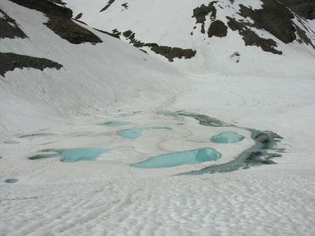 Le lac sous la pointe des Trétêtes avant le col de Bézin