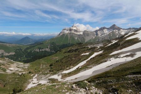 On domine l’alpage de Vachères.