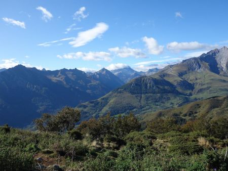 Au centre droit dans les nuages le Balaitous et à l’extrême gauche le Pic de Gabizos