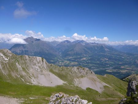 Derrière la crête du vallon : le Champsaur avec en toile de fond les Ecrins avec le Banc du Peyron, le Pic de Colle Blanche et le Vieux Chaillol.