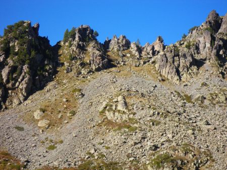 Gros plan sur le col ( un peu à droite ), avec une sente invisible d’ici.