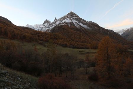 Les Aiguilles Large et Pierre André aux aurores.