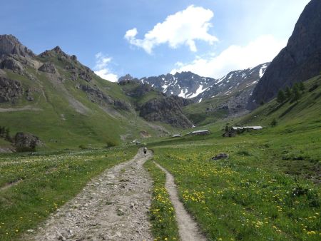 Arrivée à l’Alpe du Lauzet avec au fond au centre la Tête de la Cassille