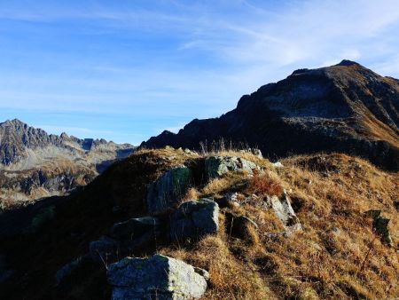 Sommet du Petit Charnier : le Grand Charnier ; au fond à gauche, le Grand Miceau.