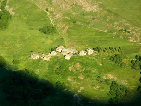 Lumière matinale sur le hameau du Clot Raffin.