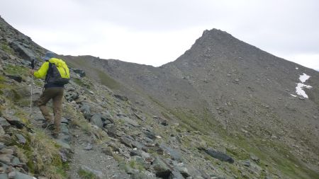 Montée vers le col del Beth, avec le Bric Ghinivert en point de mire