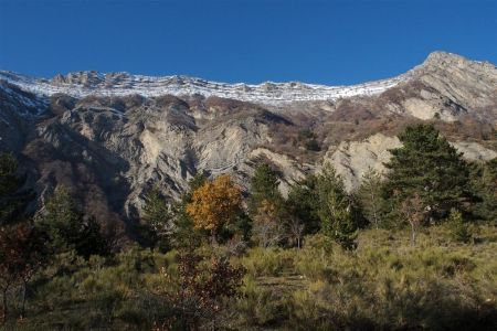 Une partie de l’itinéraire de crête parcouru vu du sentier du canal.