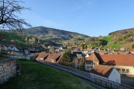 Au niveau de l’édifice, vue sur la Grande Roche et le Col de Chamont, qui dominent Lapoutroie.