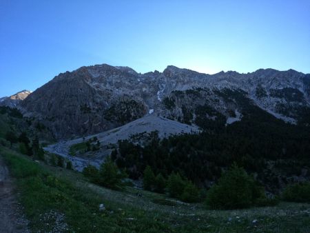 Dans la vallée...le soleil tarde à se montrer 