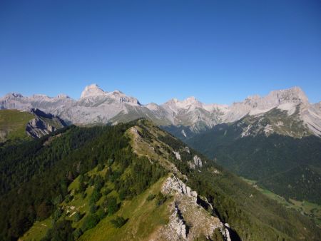 L’arête de Côtebelle et la grande barrière de l’Obiou à la Tête de Vachères.