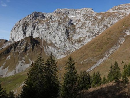 Au col de Resse, un regard vers le sommet du jour.