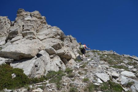 On longe les rochers et on rejoint la ligne de crête