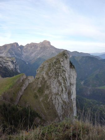 Dans le rétro, le Pic Grillon et l’Obiou.